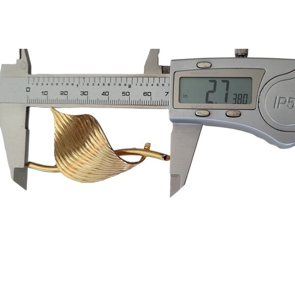 Gold Tone Vintage Ribbed Minimal Leaf Branch Brooch Pin E962 - Picture 8 of 10